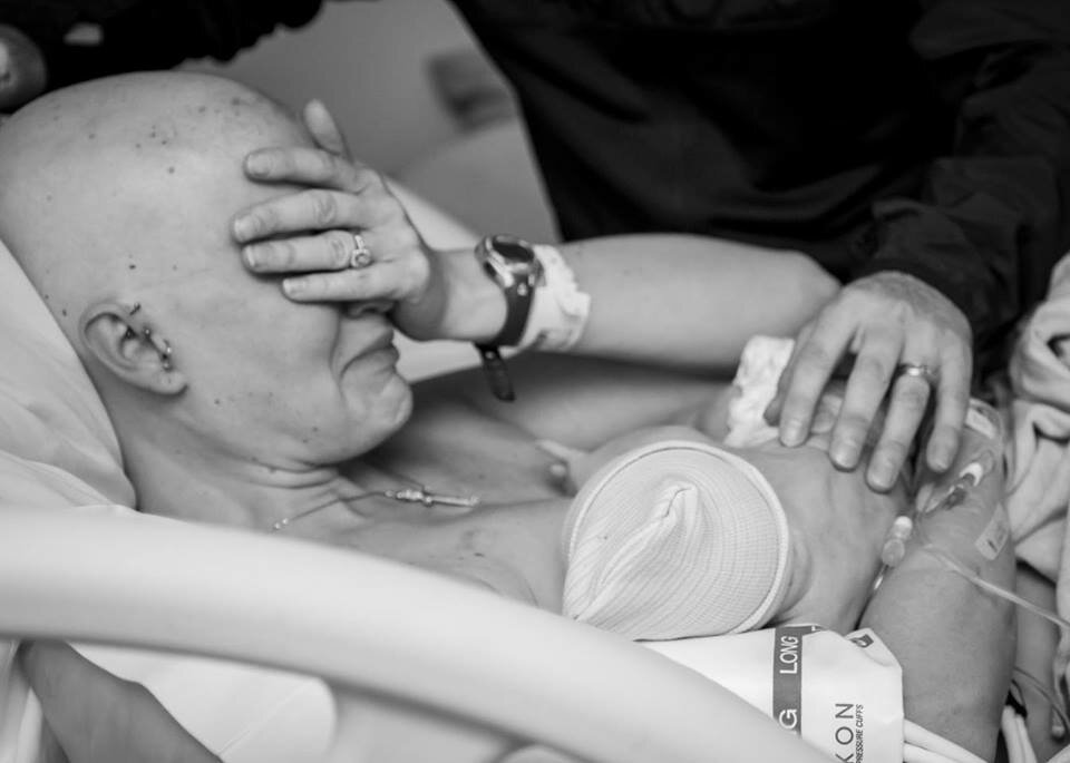 Lucha contra el cáncer mientras esta embarazada, trata de no llorar!