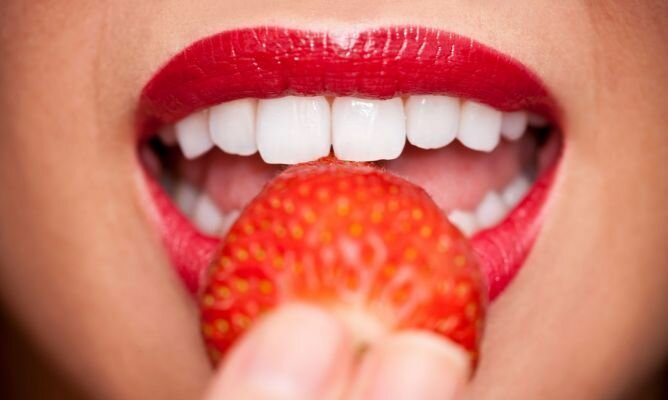 7 Tips para blanquear tus dientes de forma natural
