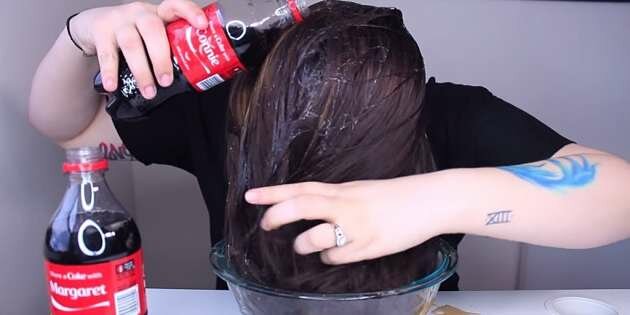 Esto es lo que le paso por lavar su cabello con Coca Cola!